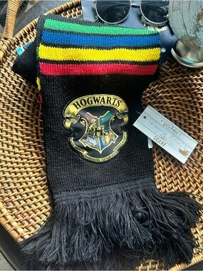 Wizarding World of Harry Potter Hogwarts Crest Knit Scarf with Stripes New Tags
